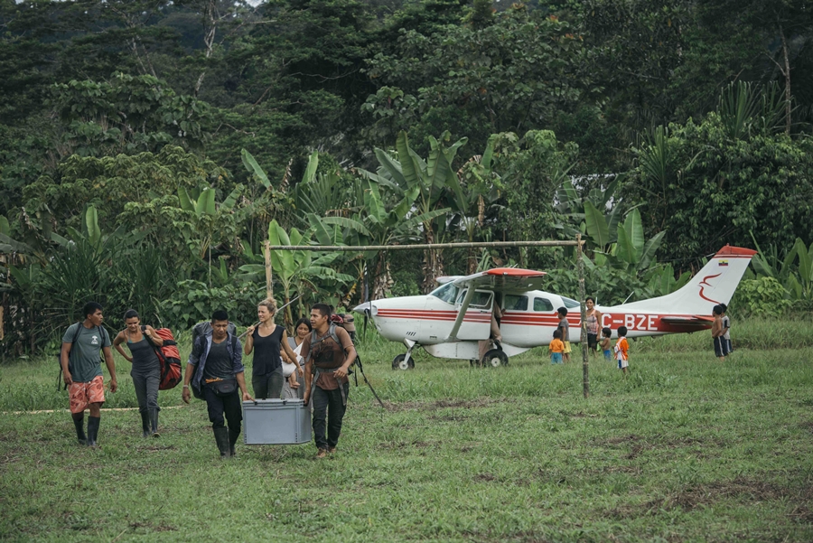 © LOVE FOR LIFE Ankunft in Acaro einer Waorani-Gemeinde im Amazonas, die nur per Propellermaschine oder mit einer mehrtägigen Kanufahrt erreicht werden kann.