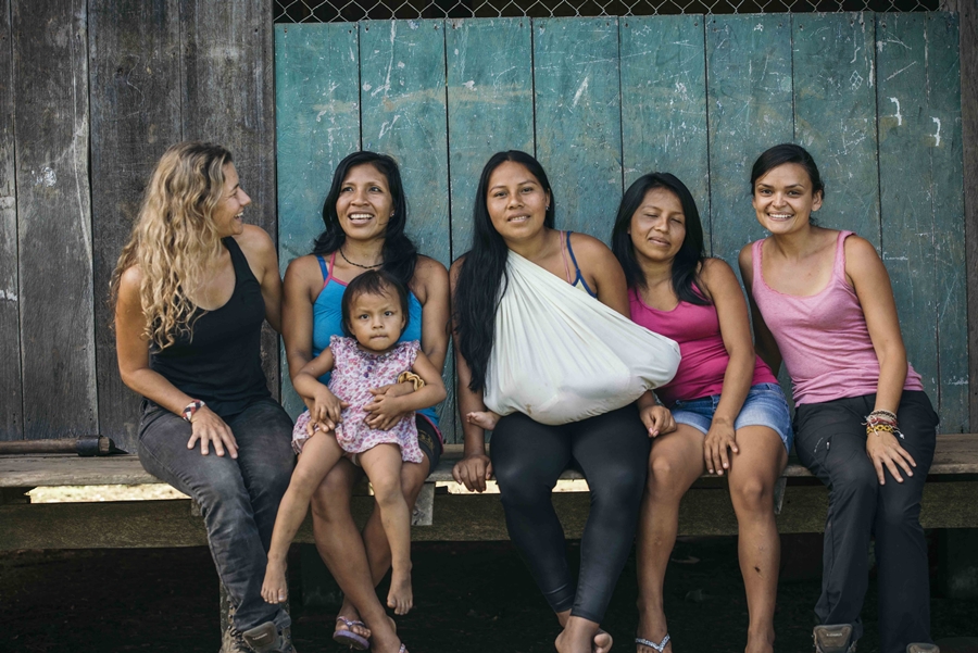 © LOVE FOR LIFE Cristina und Rose von LOVE FOR LIFE mit Waorani-Frauen der Gemeinde Acaro