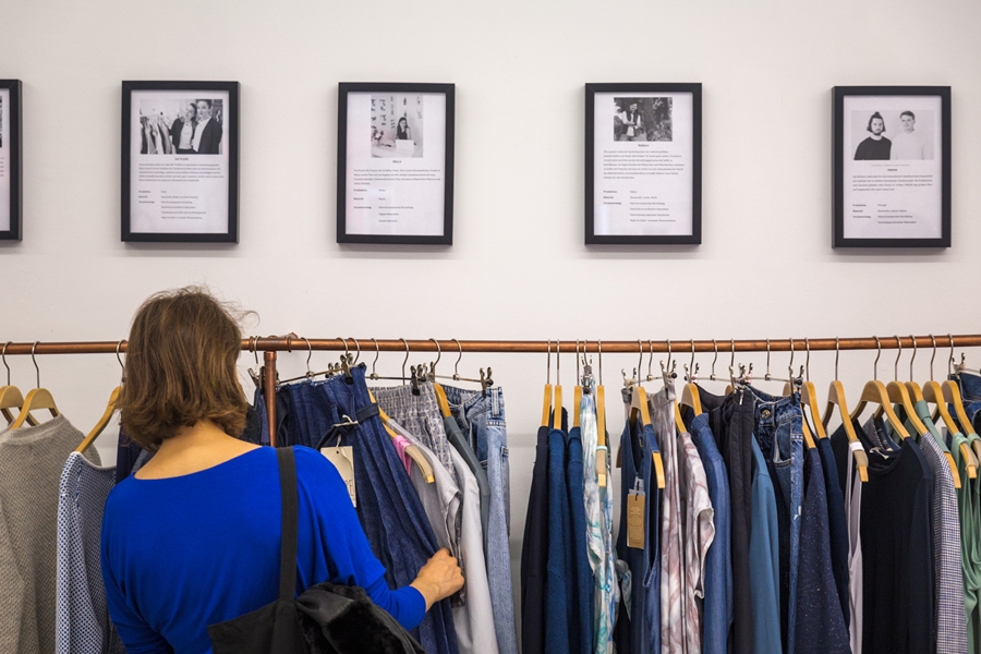 Eine Besucherin der Green Fashion Tours Berlin beim Stöbern