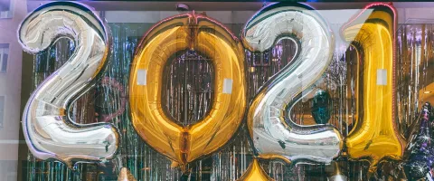 Luftballons die die Zahl 2021 bilden