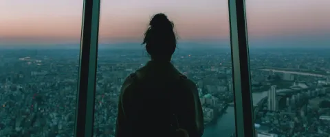 Frau schaut aus dem Fenster