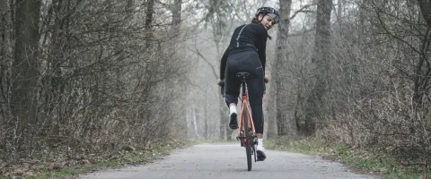 Fahrradfahrende Frau blickt in die Kamera