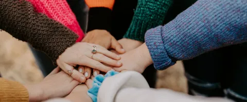 Menschen halten sich zusammen an der Hand