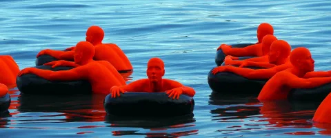 Rote Statuen in schwimmenden Reifen
