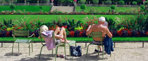 Paar sitzt in einem Park und liest