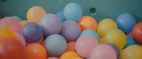 viele bunte bälle