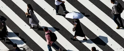 Menschen gehen über Zebrastreifen