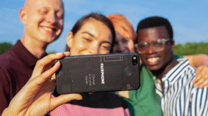 Gruppe mit Fairphone 3