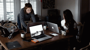 Zwei Frauen arbeiten am Computer