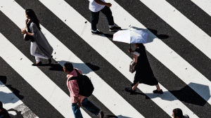 Menschen gehen über Zebrastreifen