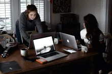Zwei Frauen arbeiten am Computer