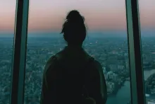 Frau schaut aus dem Fenster