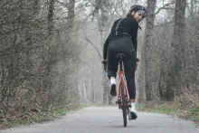 Fahrradfahrende Frau blickt in die Kamera