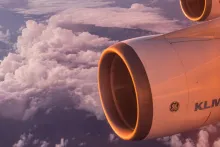 Flugzeug in den Wolken