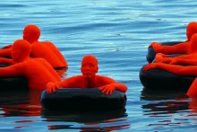 Rote Statuen in schwimmenden Reifen