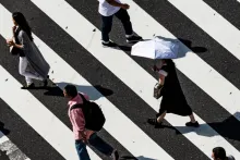 Menschen gehen über Zebrastreifen